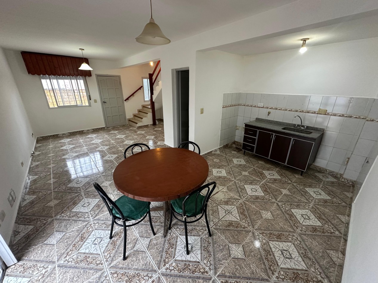 Duplex 3 ambientes - Calle 49 e/ 5 y 6 - V3B