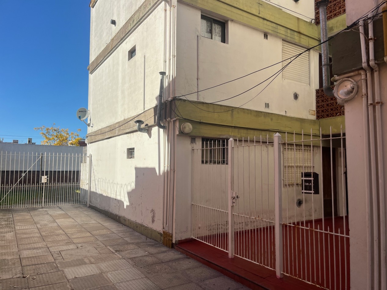 Depto. 2 ambientes - Calle 5 N°878 e/ 35 y 36 - V39