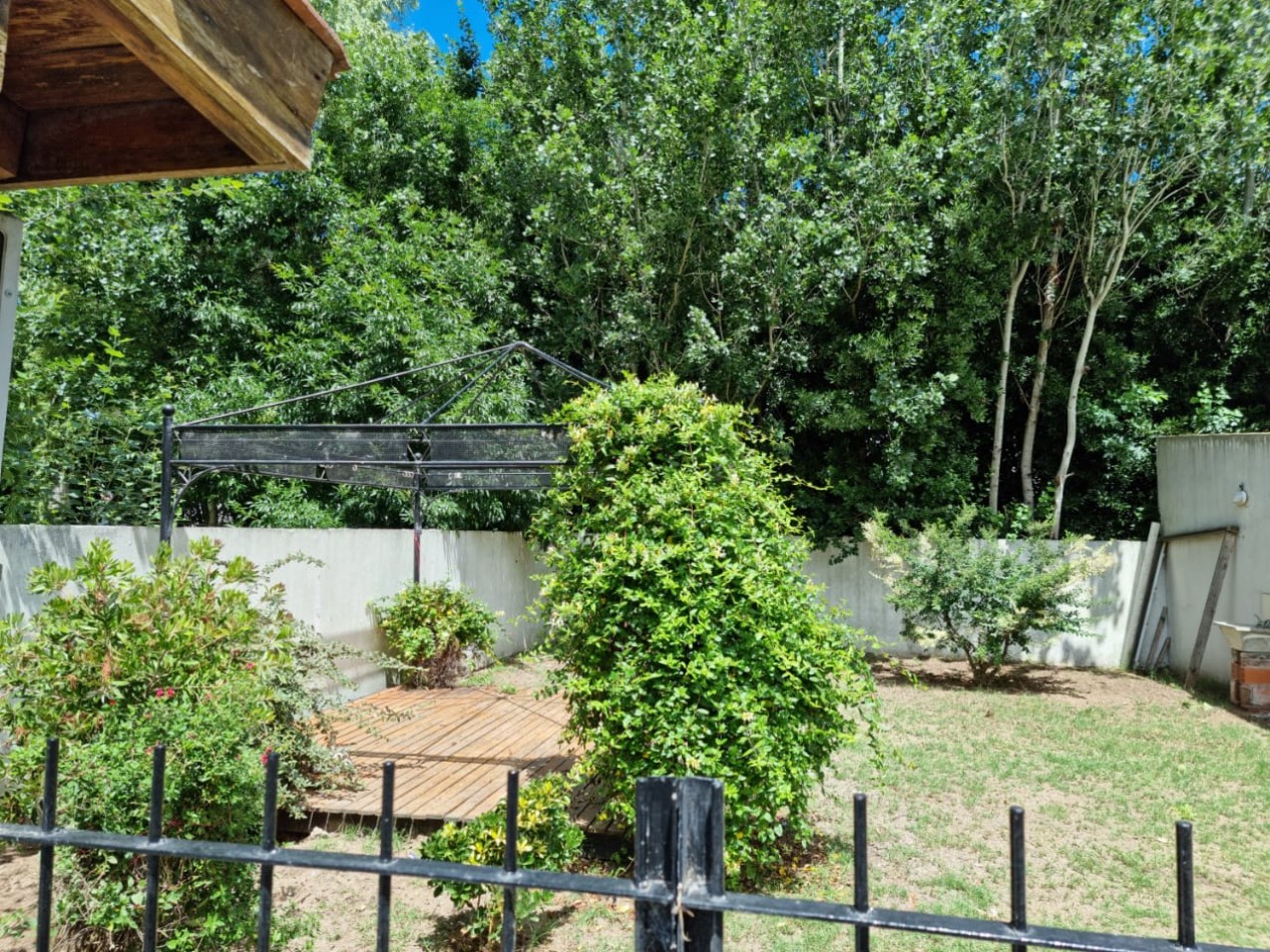 Chalet 4 ambientes - Calle 126 N°230 e/ 103 y 104 - V80