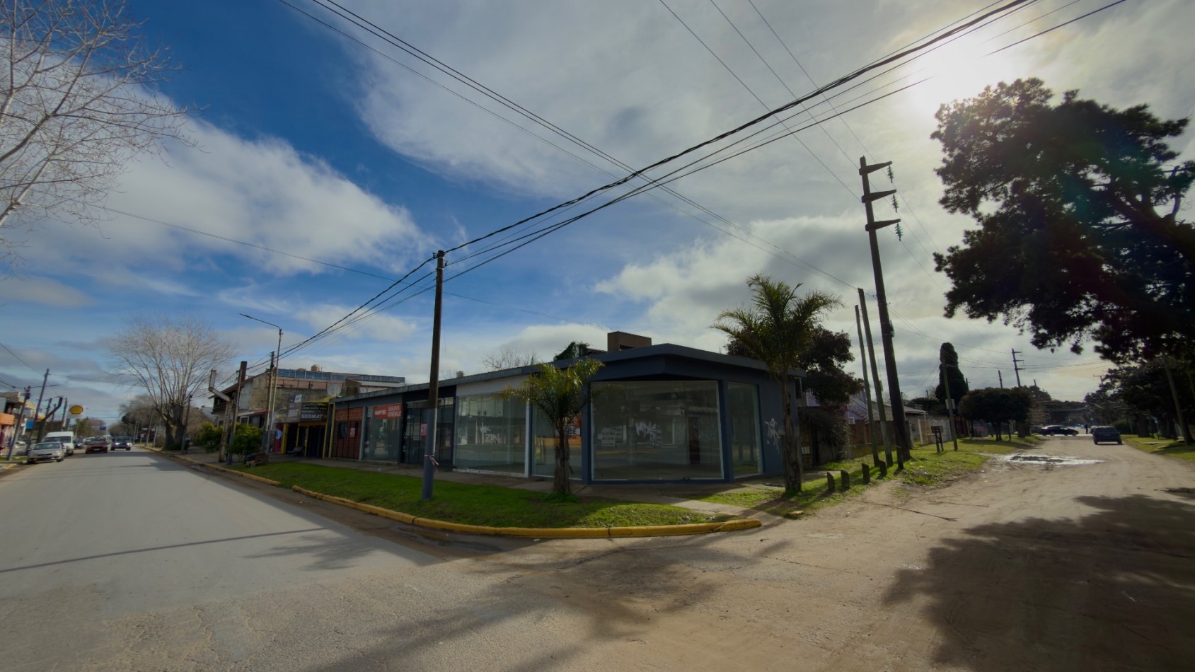 V28 - 3 locales y 2 departamentos - Calle 32 esq. 9 