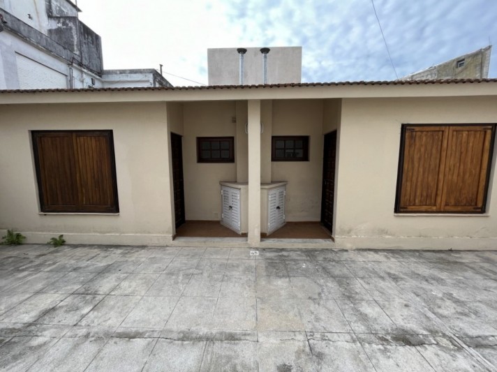 Depto. 2 ambientes tipo chalet - Calle 3 N°1212 e/39 y 40 - V61B