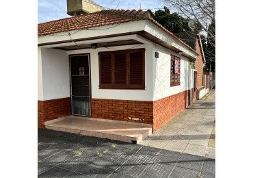 Chalet 3 ambientes - Calle 48 N°236 e/ 2 y 3 - V22