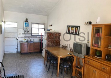 Chalet 3 ambientes - Calle 35 e/ 7 y 8 - V42